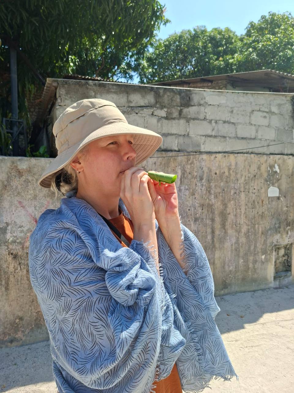 Marije experiencing local life in Feevah village
