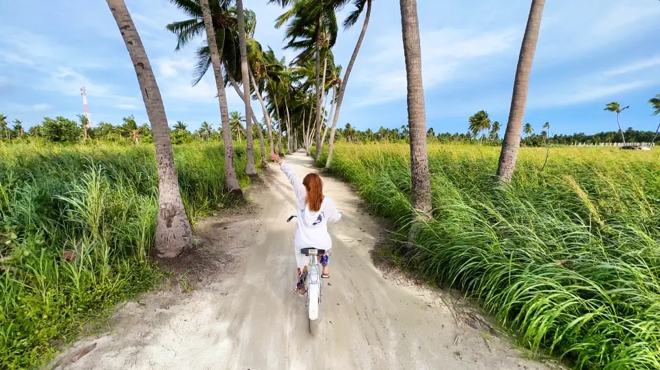 Thoddoo island — cycling through the farming island, Ari Atoll
